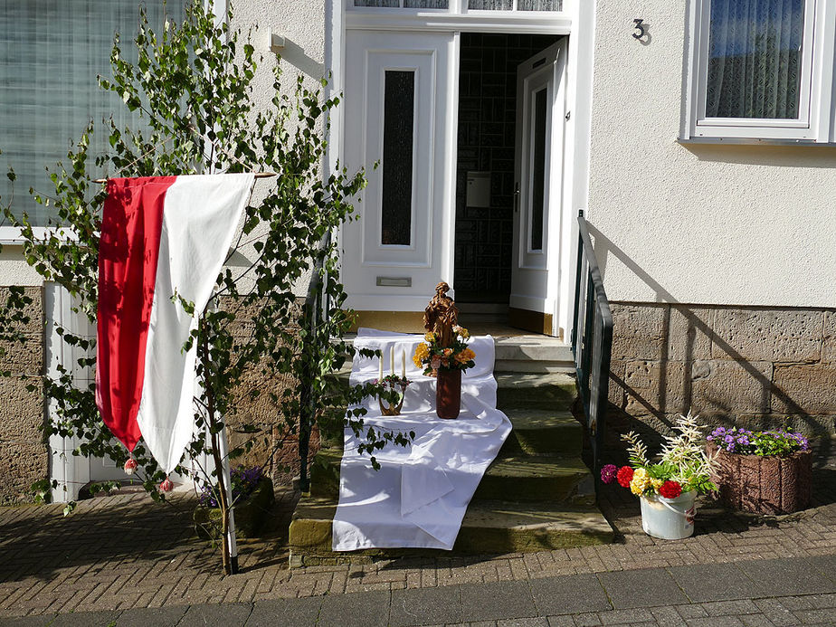 Fronleichnamsaltäre in den Naumburger Straßen (Foto: Karl-Franz Thiede)